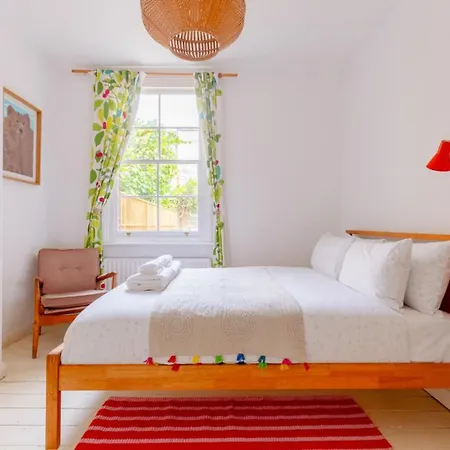 Redesigned 1bd Victorian Coach House Dalston * London