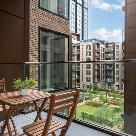 Lavish 2 Bedroom Flat With Private Balcony In Clerkenwell, Barbican London