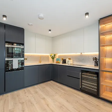 Lavish 2 Bedroom Flat With Private Balcony In Clerkenwell, Barbican *