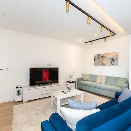 Lavish 2 Bedroom Flat With Private Balcony In Clerkenwell, Barbican