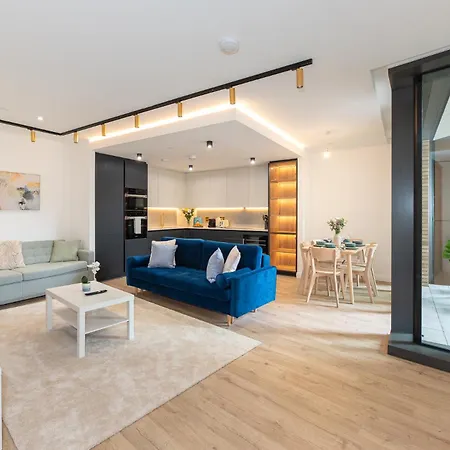 Lavish 2 Bedroom Flat With Private Balcony In Clerkenwell, Barbican Apartment *