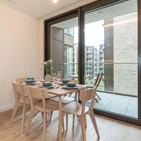 Lavish 2 Bedroom Flat With Private Balcony In Clerkenwell, Barbican Apartment London