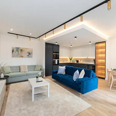 Lavish 2 Bedroom Flat With Private Balcony In Clerkenwell, Barbican London