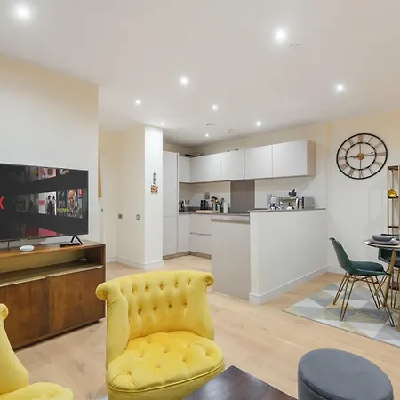 Classy Riverside Flat In Canary Wharf