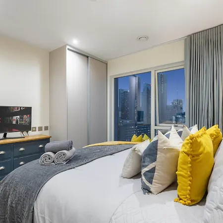 Classy Riverside Flat In Canary Wharf Apartment London