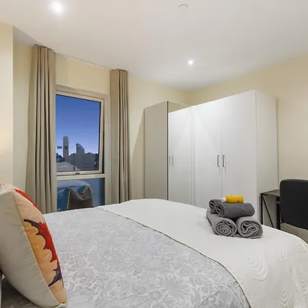 Classy Riverside Flat In Canary Wharf Apartment London