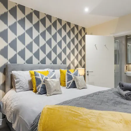 Classy Riverside Flat In Canary Wharf London