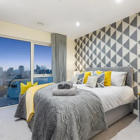 Classy Riverside Flat In Canary Wharf *