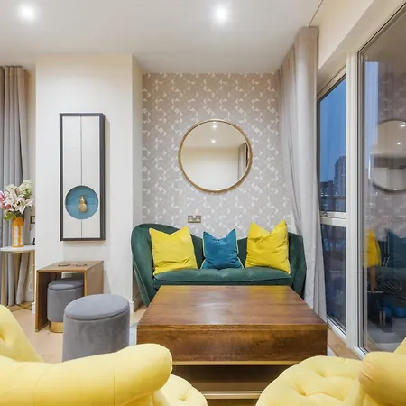 Classy Riverside Flat In Canary Wharf London