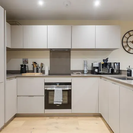 Classy Riverside Flat In Canary Wharf London
