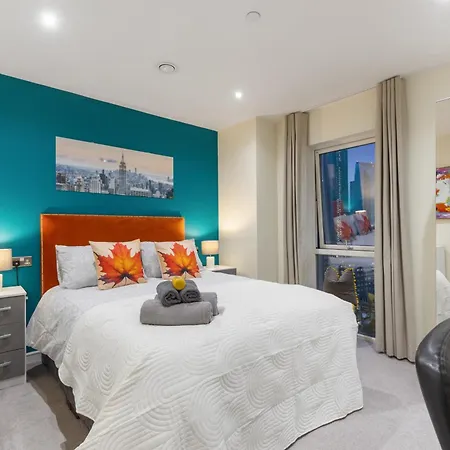 Classy Riverside Flat In Canary Wharf