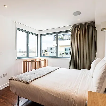 Apartment Modern Haven With Terrace View & Urban Charm
