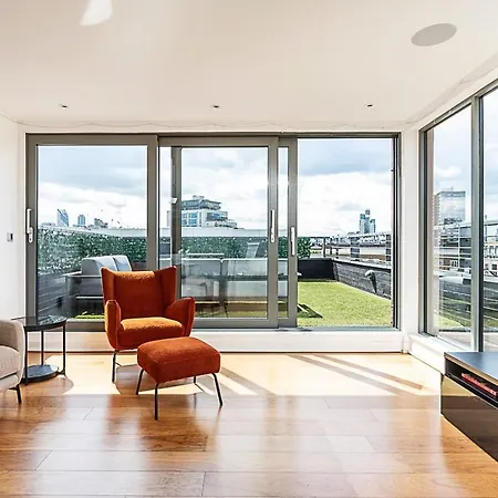Apartment Modern Haven With Terrace View & Urban Charm London