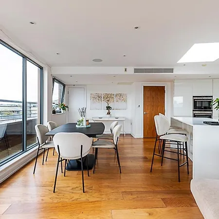 Modern Haven With Terrace View & Urban Charm * London