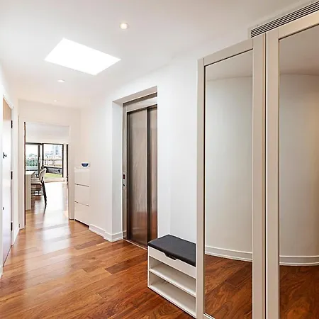 Modern Haven With Terrace View & Urban Charm Apartment London