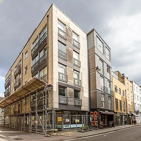 Modern Haven With Terrace View & Urban Charm *