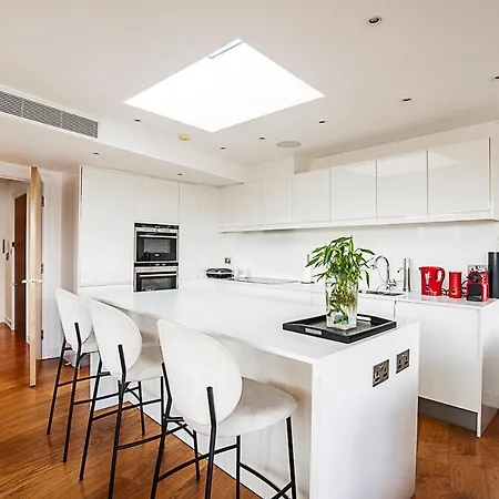Modern Haven With Terrace View & Urban Charm * London