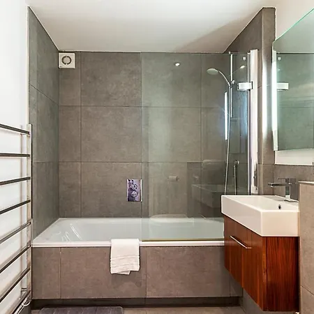 Modern Haven With Terrace View & Urban Charm Apartment *