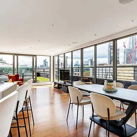Modern Haven With Terrace View & Urban Charm Apartment London