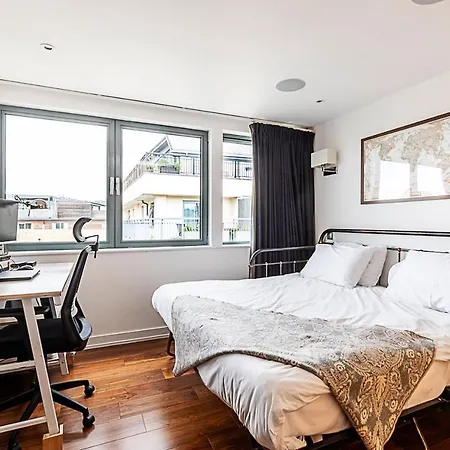 Modern Haven With Terrace View & Urban Charm * London