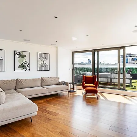 Modern Haven With Terrace View & Urban Charm Apartment *