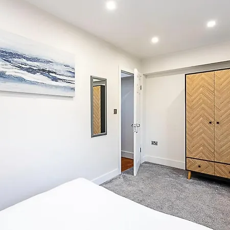 St Johns Hill Penthouse Apartment *