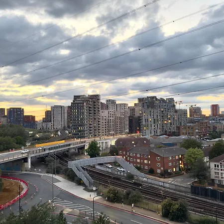 Excel Cosy With Balcony & River View Close To O2 Arena, Cable Car, Hall Apartment London