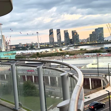 Apartment Excel Cosy With Balcony & River View Close To O2 Arena, Cable Car, Hall London
