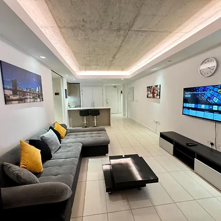 Apartment Excel Cosy With Balcony & River View Close To O2 Arena, Cable Car, Hall