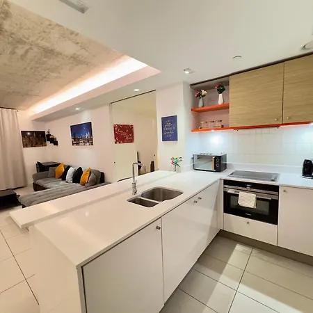 Apartment Excel Cosy With Balcony & River View Close To O2 Arena, Cable Car, Hall London