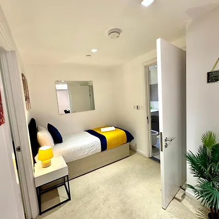 Apartment Excel Cosy With Balcony & River View Close To O2 Arena, Cable Car, Hall London