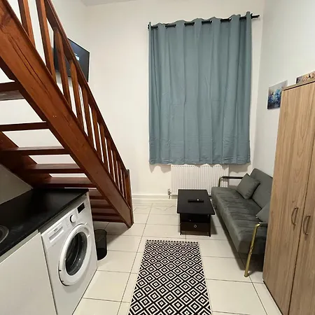 Modern Queenspark Apartment London
