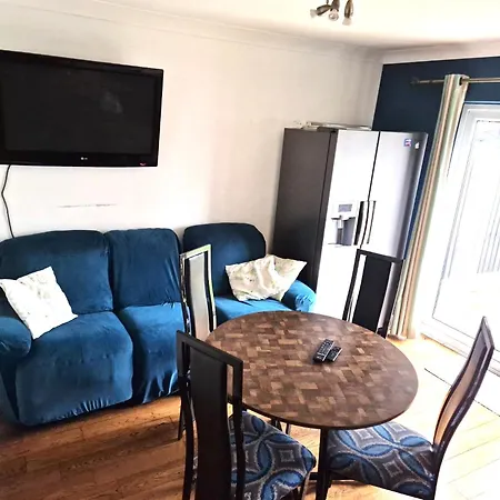 Lovely 4 Bed House With Patio & Bbq Holiday home