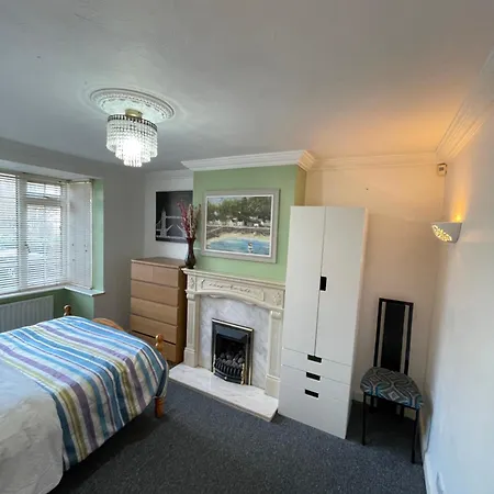 Lovely 4 Bed House With Patio & Bbq