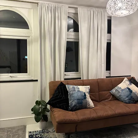 Newly Renovated Modern In West Kensington *
