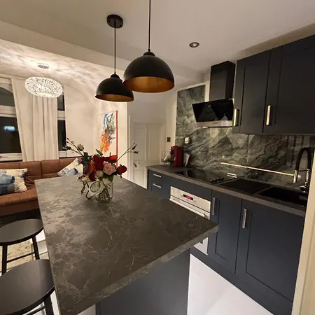 Newly Renovated Modern In West Kensington * London