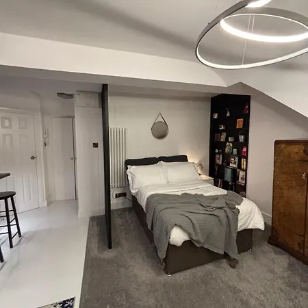 Newly Renovated Modern In West Kensington Apartment London