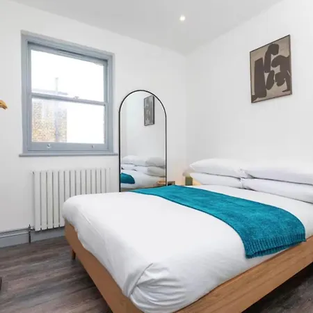 Apartment Bishops Way *