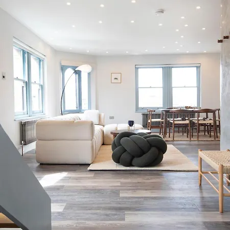 Apartment Bishops Way *