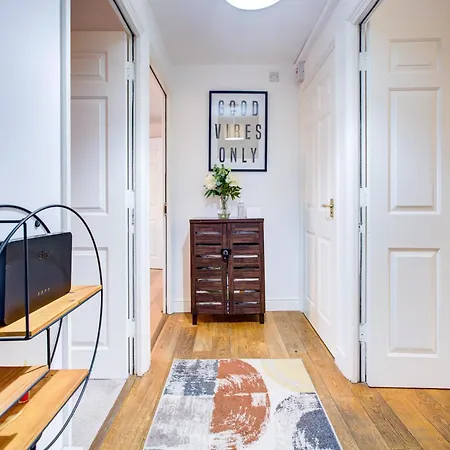 Spacious 2-bed Family With Pets Welcome Apartment London