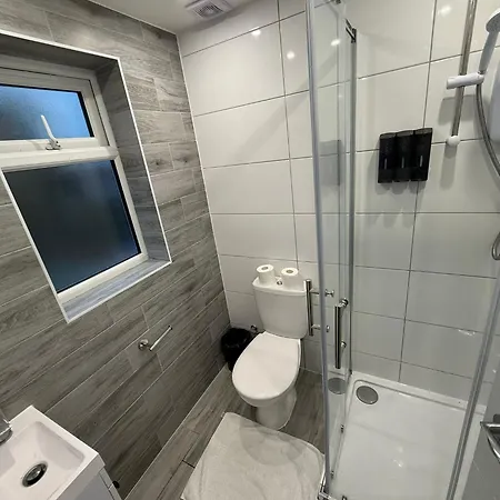 Letzi Private En-suite, Near Heathrow Airport T3 Hayes (Greater London)