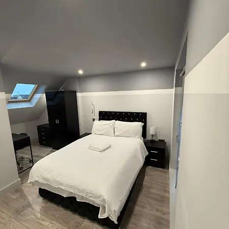 Letzi Private En-suite, Near Heathrow Airport T3 *