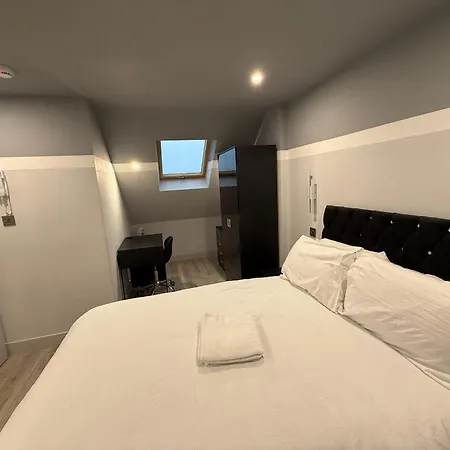 Letzi Private En-suite, Near Heathrow Airport T3 * Hayes (Greater London)