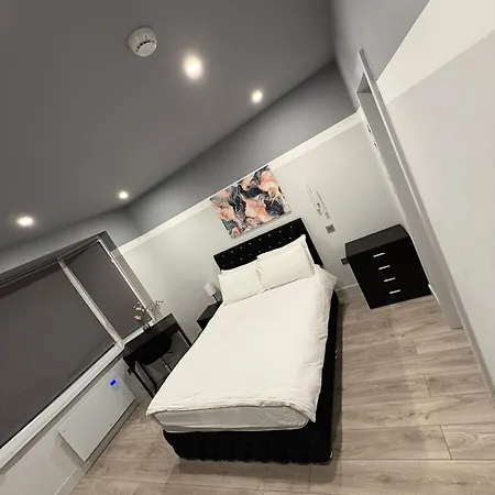 Letzi Private En-suite, Near Heathrow Airport T3