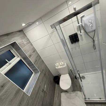 Letzi Private En-suite, Near Heathrow Airport T3