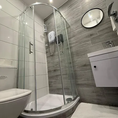 Letzi Private En-suite, Near Heathrow Airport T3 *