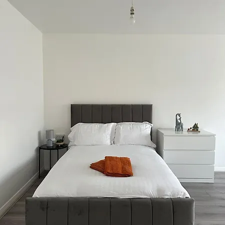 Modern In A 4 Bedroom Flat In London, Shared Bathroom! * London
