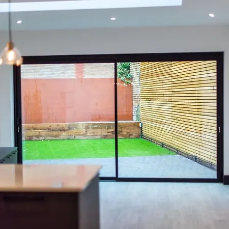Beautiful Modern Eco Friendly 2 Bed House With Garden - Holiday home London