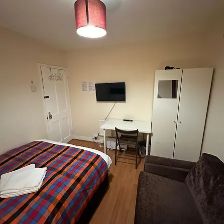 Beautiful Private Double In A Shared 3-bedroom Minutes Walk From Bethnal * London