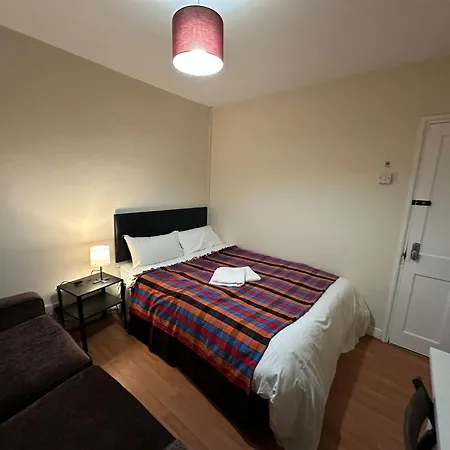 Beautiful Private Double In A Shared 3-bedroom Minutes Walk From Bethnal London